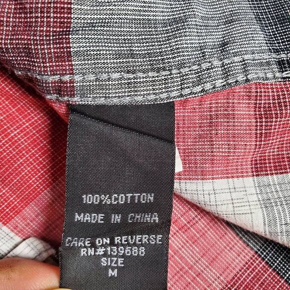 Ocean Current Men’s Button Up Shirt Medium Red Black Plaid Short Sleeve 100% Cot - Picture 5 of 6